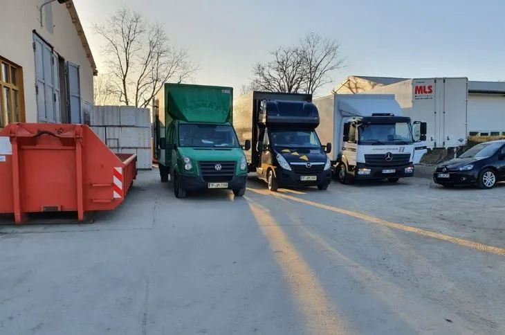 mehrere umzugswagen stehen auf betriebshof der umzugsfirma